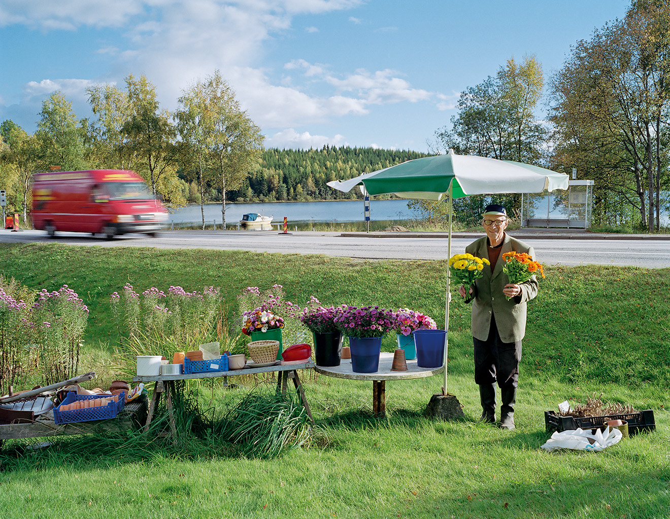 Håkan selling flowers by Route 40, Tolkabro, 29 September 2004